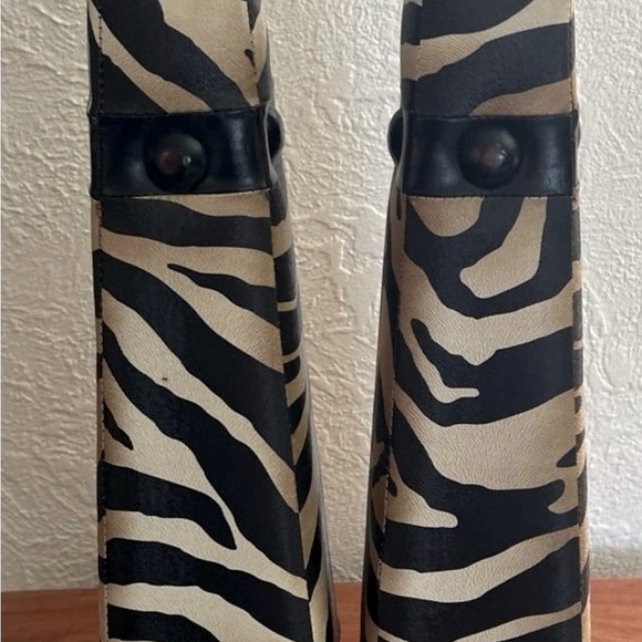 Pair of Zebra Pillar Candle Stands - Picture 3 of 11